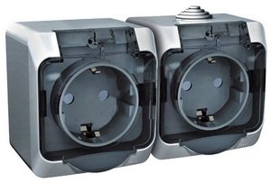 Фото Schneider Electric Этюд PA16-244C Розетка двойная с заземляющим контактом, шторками и крышкой (16 А, в сборе, открытая установка, IP44, серая)