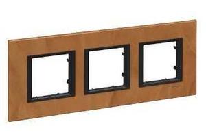 Фото Schneider Electric Unica Class MGU68.006.7P1 Рамка 3-постовая (светлая кожа)