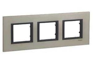 Фото Schneider Electric Unica Class MGU68.006.7A2 Рамка 3-постовая (лунный алюминий)