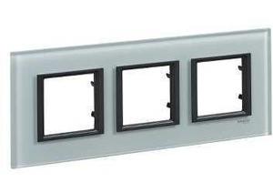 Фото Schneider Electric Unica Class MGU68.006.7C3 Рамка 3-постовая (матовое стекло)