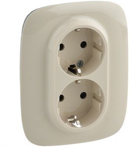 Фото Legrand Valena Allure 753826 Розетка двойная с заземляющим контактом (16 А, в сборе, скрытая установка, винтовые зажимы, слоновая кость)