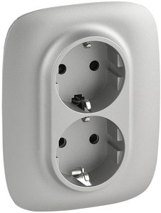 Фото Legrand Valena Allure 753926 Розетка двойная с заземляющим контактом (16 А, в сборе, скрытая установка, винтовые зажимы, алюминий)