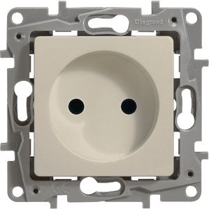 Фото Legrand Etika 672320 Розетка (16 А, под рамку, скрытая установка, слоновая кость)