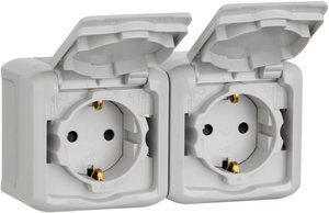 Фото Legrand Quteo 782353 Розетка двойная с заземляющим контактом, шторками и крышкой (16 А, в сборе, открытая установка, IP44, серая)