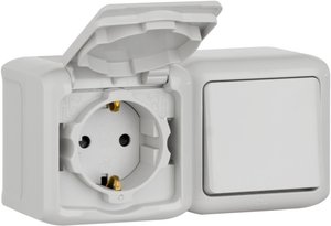 Фото Legrand Quteo 782348 Блок комбинированный (1 кл.+1 роз., 10+16 А, в сборе, открытая установка, з/к, шторки, крышка, серый)