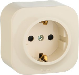 Фото Legrand Quteo 782250 Розетка с заземляющим контактом и шторками (16 А, в сборе, открытая установка, слоновая кость)