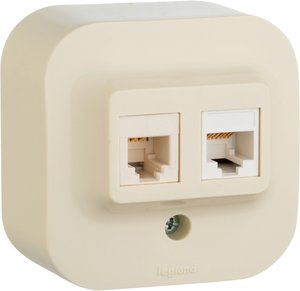 Фото Legrand Quteo 782251 Розетка комбинированная (RJ45+RJ11, cat.5e, UTP, в сборе, открытая установка, слоновая кость)