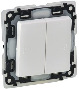 Фото Legrand Valena Life 752155 Выключатель двухклавишный (10 А, IP44, под рамку, с/у, белый)
