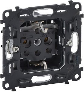 Фото Legrand In'Matic 753025 Розетка с заземляющим контактом (16 А, механизм, з/к, винт. зажимы, скрытая установка)