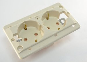 Фото Legrand Anam Zunis 6751 25/N Розетка двойная горизонтальная с заземляющим контактом (16 А, под рамку, шторки, скрытая установка, бежевая)