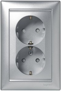 Фото Legrand Valena 694335 Розетка двойная с заземляющим контактом (16 А, в сборе, скрытая установка, алюминий)