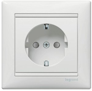Фото Legrand Valena 695335 Розетка с заземляющим контактом (16 А, в сборе, скрытая установка, шторки, белый)