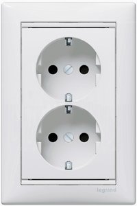 Фото Legrand Valena 694272 Розетка двойная с заземляющим контактом (16 А, в сборе, скрытая установка, белый)
