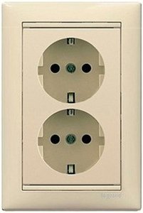 Фото Legrand Valena 695616 Розетка двойная с заземляющим контактом (16 А, в сборе, скрытая установка, слоновая кость)