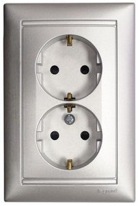 Фото Legrand Valena 770100 Розетка двойная с заземляющим контактом (16 А, в сборе, скрытая установка, алюминий)