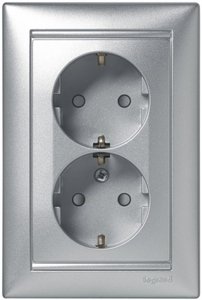 Фото Legrand Valena 770127 Розетка двойная с заземляющим контактом (16 А, в сборе, винт. зажимы, скрытая установка, шторки, алюминий)