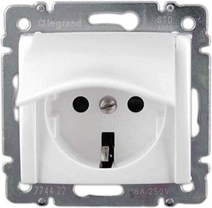 Фото Legrand Valena 774422 Розетка с заземляющим контактом (16 А, под рамку, скрытая установка, крышка, белый)