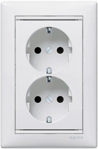 Фото Legrand Valena 774400 Розетка двойная с заземляющим контактом (16 А, в сборе, скрытая установка, белый)