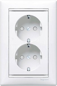 Фото Legrand Valena 774427 Розетка двойная с заземляющим контактом (16 А, в сборе, винт. зажим, скрытая установка, шторки, белый)