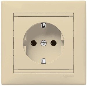 Фото Legrand Valena 774323 Розетка с заземляющим контактом (16 А, в сборе, скрытая установка, слоновая кость)