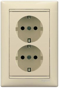 Фото Legrand Valena 774370 Розетка двойная с заземляющим контактом (16 А, в сборе, скрытая установка, слоновая кость)