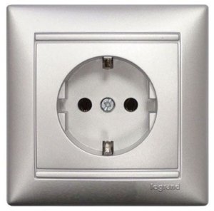 Фото Legrand Valena 770123 Розетка с заземляющим контактом (16 А, в сборе, скрытая установка, алюминий)