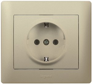 Фото Legrand Galea Life 771439 Розетка с заземляющим контактом (16 А, в сборе, скрытая установка, titanium)