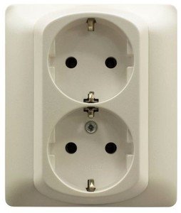 Фото Legrand Galea Life 771533 Розетка двойная с заземляющим контактом (16 А, в сборе, шторки, автом. клеммы, скрытая установка, pearl)
