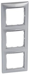 Фото Legrand Valena 770357 Рамка 3-постовая (вертикальная, алюминий/серебряный штрих)