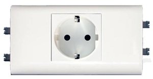 Фото Legrand Mosaic 077431 Розетка с заземляющим контактом (16 А, в сборе, шторки, белая)