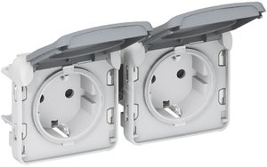 Фото Legrand Plexo 069576 Розетка двойная с заземляющим контактом (16 А, IP55, под рамку, открытая установка, крышка, горизонтальная, серая)