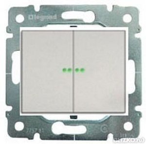 Фото Legrand Valena 696843 Выключатель 2-клавишный (10 А, под рамку, с/у, с подсветкой, алюминий)