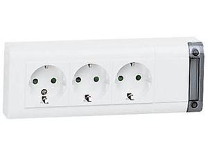Фото Legrand 050625 Розетка тройная с заземляющим контактом (16 А, в сборе, о/у, шторки, белая)