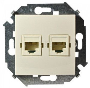 Фото Simon Simon 15 1591564-031 Розетка компьютерная (2хRJ45, cat.6a, AMP, FTP, под рамку, скрытая установка, слоновая кость)