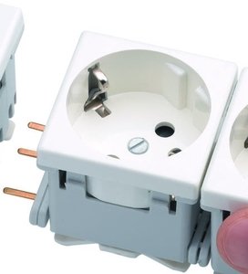 Фото Simon Connect K11-9 Розетка одиночная (16 А, з/к, безвинт. зажим, под рамку, скрытая установка, белая)