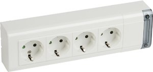 Фото Legrand 050626 Розетка четверная с заземляющим контактом (16 А, в сборе, о/у, шторки, белая)