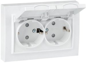 Фото Минск Розетка 2-местная СП с/з с крышкой 16А белая с защ. штор. IP44 EKF