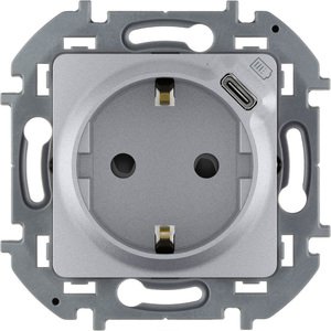 Фото Legrand Inspiria 673772 комбинированная розетка 2К+З с зарядным устройством USB тип С для скрытого монтажа, цвет "Алюминий". Максимальный ток розетки 16АХ, напряжение розетки ~250В, напряжение зарядного устройства =5В, максимальный зарядный ток 1500 мА.