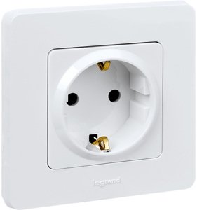 Фото Legrand Inspiria 673720 розетка с заземлением для скрытого монтажа, цвет "Белый", ток 16 А, напряжение ~250В, максимальная мощность 3680 Вт.