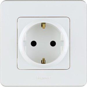 Фото Legrand Inspiria 673730 розетка с заземлением и интегрированными защитными шторками для скрытого монтажа, цвет "Белый". Максимальный ток 16 А, напряжение ~250В, максимальная мощность 3680 Вт.