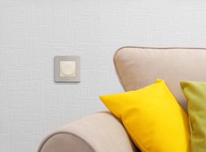 Фото Legrand Inspiria 673791 светорегулятор универсальный для светодиодных и других ламп, мощность 300 Вт лампы накаливания / 75 Вт светодиодные лампы, поворотно-нажимной, цвет "Слоновая кость"